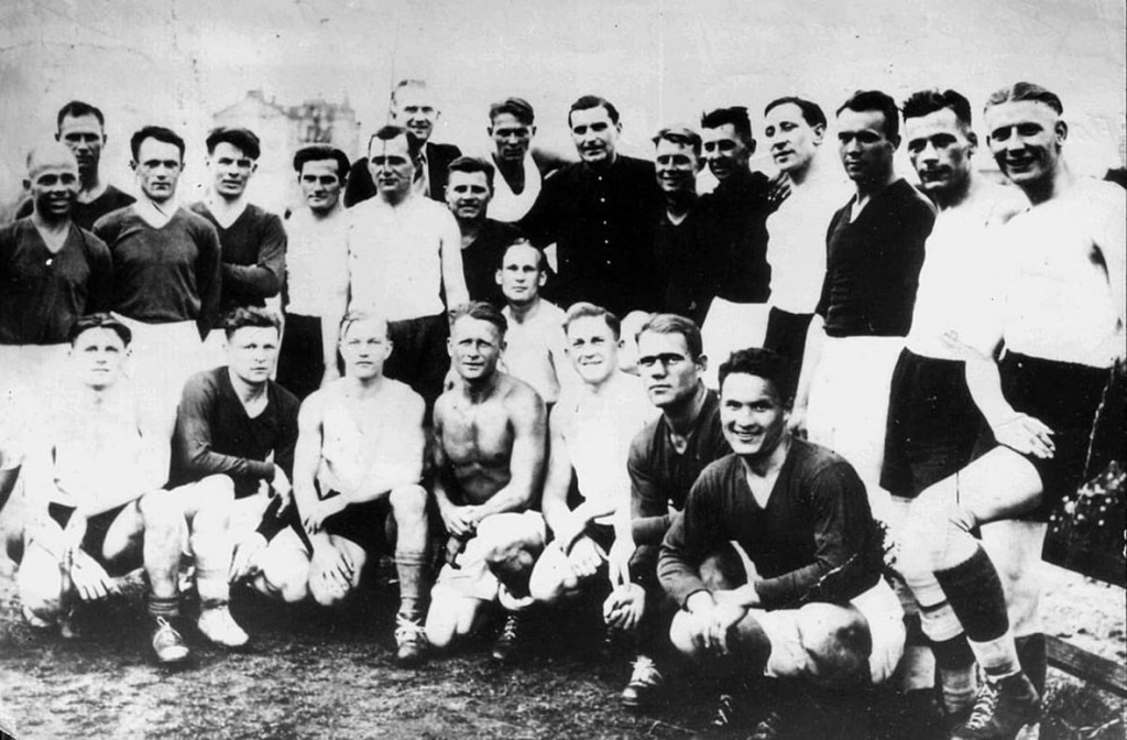 Матч смерти 9 августа 1942 года. Иван Кузьменко 6-й справа в верхнем ряду