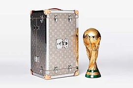 Louis Vuitton презентовала футляр для Кубка мира по футболу в России
